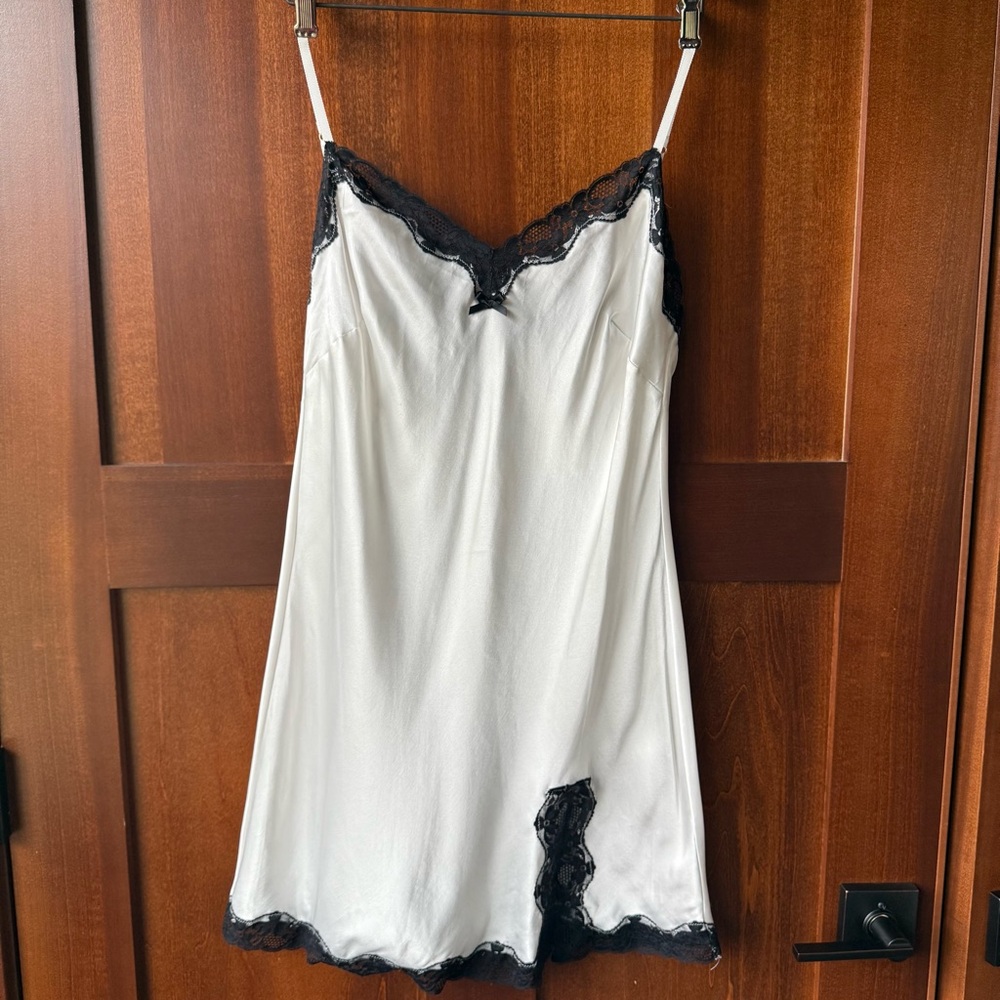 Women’s Victoria’s Secret White with Black Lace Babydoll Chemise Size Large